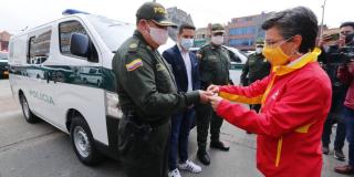 Claudia López entrega vehículos a la policía de Bogotá