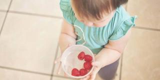 imagen de una niña alimentándose con frutas 
