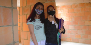 Brigitte Jiménez y su familia recibiendo su casa propia después de ocho años de espera. Foto: Secretaría del Hábitat