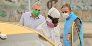 El Secretario de Movilidad y el Vicepresidente de Seguros Mundial supervisan las jornadas de higienización gratuitas a taxis que realizan en alianza con la Policía de Tránsito de Bogotá desde agosto