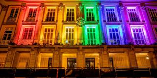 Alcaldía de Bogotá iluminada con los colores de la bandera lgbti