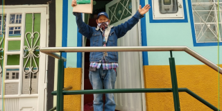 Uno de los ciudadanos de Ciudad Bolívar que recibió su título de propiedad. Foto: @CVPBogota