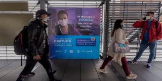 Usuarios frecuentes de TransMilenio se inscribieron previamente siguiendo las instrucciones ubicadas en más de 40 estaciones del sistema. Fotografía: Universidad de los Andes.