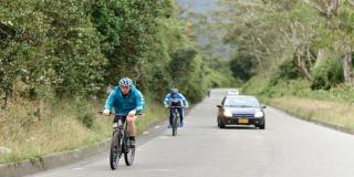 En un día de fin de semana, en la vía entre Bogotá-Choachí se han registrado más de 1.400 ciclistas por hora en ambos sentidos. Fotografía: SDM