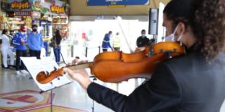 Violinistas en terminal de transporte