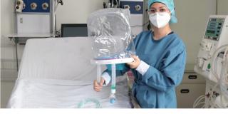 The Indian media Republic World reported how the El Tunal hospital in Bogota is using high-tech helmets that prevent patients in an ICU from being intubated. 