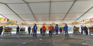 Claudia López, alcaldesa de Bogotá, entrega 40 nuevos mobiliarios semiestacionarios a los vendedores informales de Bogotá