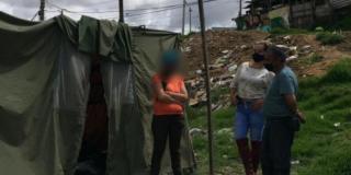 Mujer frente a la carpa donve vivió en Ciudad Bolívar