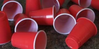 Imagen de vasos de plástico de color rojo.