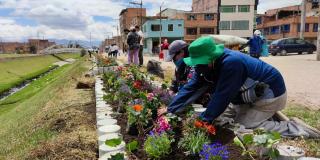 22 jardineras llenan de color la ronda del canal y mejoran este sector del sur occidente de Bogotá. 