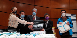 La alcaldesa de Bogotá, Claudia López, agradeció esta donación, que sin duda es muy importante para mitigar los riesgos asociados al Covid-19 y fortalecer las medidas de bioseguridad del personal de salud que día a día lucha contra el virus.
