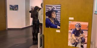 Las Mujeres bomberos aprecian las fotos de la galería que está en el primer piso del edificio.