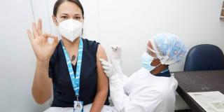 Imagen de una funcionaria de salud recibiendo la vacuna covid.