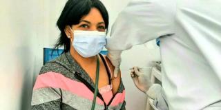 Imagen de una funcionaria de salud recibiendo la vacuna. 