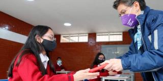 Entrega de tabletas a estudiantes con la 'Ruta 100K ¡conéctate y aprende!'. FOTO: Alcaldía Mayor