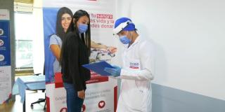 Imagen de una mujer donando sangre.