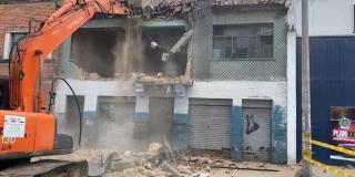 las demoliciones de bienes quitados a las redes de microtráfico continuarán según lo dijo el secretario de Seguridad, Hugo Acero