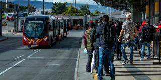 Estas nuevas plataformas cuentan con espacios más amplios y mejor distribución para las paradas de los servicios troncales. Foto: Alcaldía Mayor de Bogotá.
