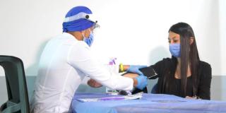 Imagen de una ciudadana haciendo el registro para donación de sangre. 