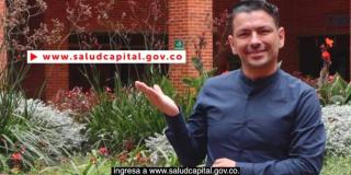 Imagen del moderador del video explicando en lenguaje de señas.