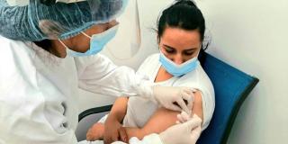 Imagen de vacunación a personal médico en Bogotá.