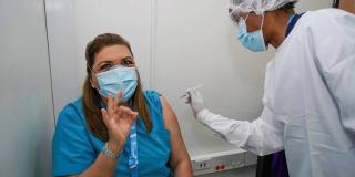 Imagen de vacunación a personal médico.