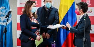  La alcaldesa Claudia López entregó el informe a la representante de la Alta Comisionada para los DD.HH de la ONU, Juliette de Riveros. Foto. Alcaldía.