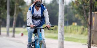 Imagen de un ciudadano en bicicleta.
