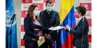 Mayor Claudia López delivered the report to the representative of the UN High Commissioner for Human Rights, Juliette de Riveros. Photo. Mayor's Office.