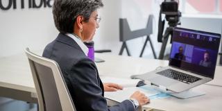 Mayor Claudia López receives the news from former New York Mayor Mike Bloomberg. Photo. Mayor's Office.