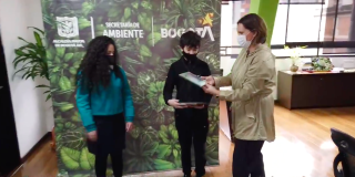 Juana Milena Torres y Juan Pablo García reciben el premio de Carolina Urrutia, Secretaria de Ambiente. Foto: Secretaría de Ambiente.