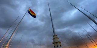 Durante la izada de la bandera gay se realizó una toma cultural 