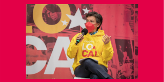 Mayor Claudia López, together with the Secretary of Government, Luis Ernesto Gómez, and representatives of UNDP and USAID, presented these two support routes for small entrepreneurs and micro and small businessmen in the Restrepo neighborhood. Photo. Mayor's Office.