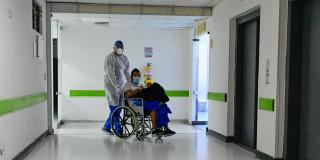 Doctor cuidando paciente