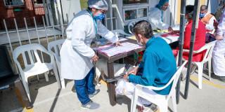 Persona de salud junto con paciente