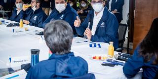 Personas del turismo reunidas