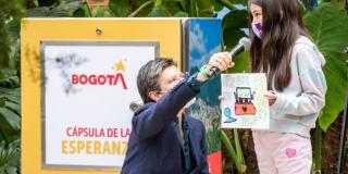 La alcaldesa, Claudia López, acompañó a niños y adultos que participaron de la primera entrega de elementos en la Cápsula de La Esperanza. Foto. Alcaldía.