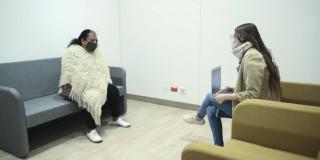 Persona hablando con otra