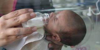 Imagen de alimentación a un bebé con leche materna