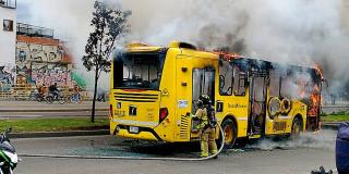 Fotografía del bus incendiado.