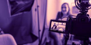 Una cámara granado a una mujer