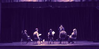 Personas en un teatro