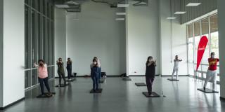 Mujeres haciendo yoga