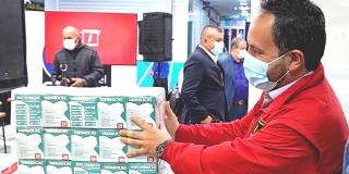 Gerente de TransMilenio recibiendo donación de tapabocas de El GranSan