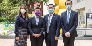 (From left to right) Investment Promotion Manager at Invest in Bogotá, Mónica Sánchez; Bogotá Mayor, Claudia López; Vice President of Sinovac Biotech, Weining Meng and Sinovac's senior director of international business. Photo. Town hall