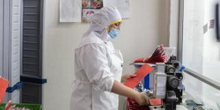 Persona en la parte de producción