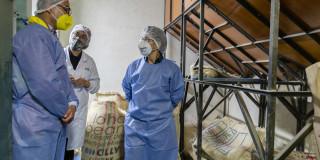 Personas revisando productos