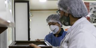 Personas revisando objetos