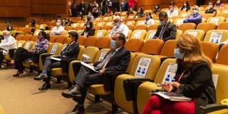 Personas en un auditorio