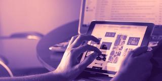 Una mano tocando una tableta